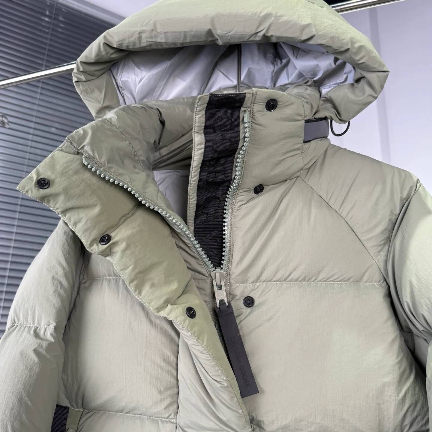 P880 High-end quality 𝑪𝒂𝒏𝒂𝒅𝒂 𝑮𝒐𝒐𝒔𝒆｜Canada Goose Black Label 𝗝𝘂𝗻𝗰𝘁𝗶𝗼𝗻 Series Capsule Short Down Jacket/Ouyang Nana Generation/Same Style for Men and Women 𝗦𝗶𝘇𝗲: 𝗫𝗦 𝗦 𝗠 𝗟 𝗫𝗟 𝗫𝗫𝗟 Product color: black, pure white, off-white, cherry blossom pink, green, brown, Coding: 𝟬𝟬𝟬𝟲𝟭𝟬𝗖